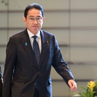 首相官邸に入る岸田文雄首相＝2024年1月18日午前9時58分、竹内幹撮影