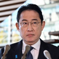 記者団の取材に応じる岸田文雄首相＝首相官邸で2024年1月18日午前9時59分、竹内幹撮影