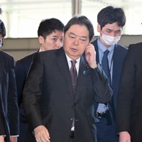 記者団に囲まれながら首相官邸に入る林芳正官房長官（中央）＝東京都千代田区で2024年1月18日午前10時9分、竹内幹撮影