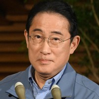 記者団の取材に応じる岸田文雄首相＝首相官邸で2024年1月18日午後7時23分、竹内幹撮影