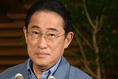 記者団の取材に応じる岸田文雄首相＝首相官邸で2024年1月18日午後7時23分、竹内幹撮影