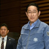 記者団の取材に応じる岸田文雄首相＝首相官邸で2024年1月18日午後7時25分、竹内幹撮影