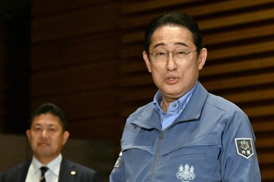 記者団の取材に応じる岸田文雄首相＝首相官邸で2024年1月18日午後7時25分、竹内幹撮影