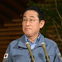 記者団の取材に応じる岸田文雄首相＝首相官邸で2024年1月18日午後7時23分、竹内幹撮影