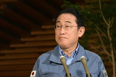 記者団の取材に応じる岸田文雄首相＝首相官邸で2024年1月18日午後7時23分、竹内幹撮影