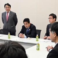 自民党の「無派閥情報交換会」の準備会合で発言する赤沢亮正副財務相（奥左から2人目）＝衆院第1議員会館で2024年1月18日午前9時7分、竹内幹撮影