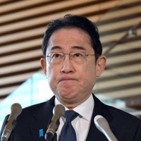 記者団の取材に応じる岸田文雄首相＝首相官邸で2024年1月18日午前10時、竹内幹撮影