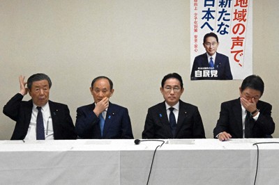 自民党の政治刷新本部の初会合に臨む岸田文雄首相（右から2人目）。左から2人目は最高顧問の菅義偉前首相＝東京都千代田区の同党本部で2024年1月11日、竹内幹撮影