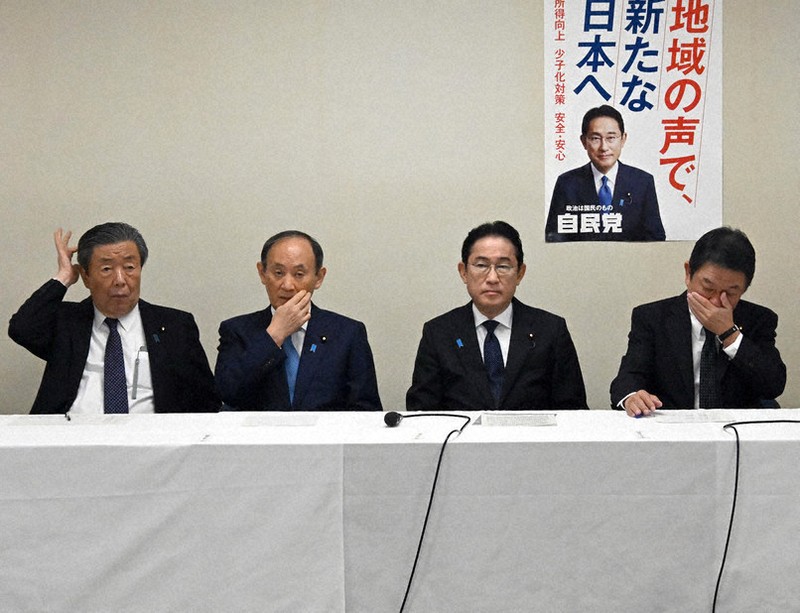 自民党の政治刷新本部の初会合に臨む岸田文雄首相（右から2人目）。左から2人目は最高顧問の菅義偉前首相＝東京都千代田区の同党本部で2024年1月11日、竹内幹撮影