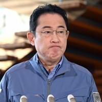 記者団の取材に応じる岸田文雄首相＝首相官邸で2024年1月19日午前9時32分、竹内幹撮影