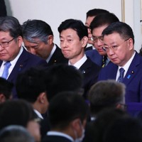 自民党安倍派の政治資金パーティーに出席する（前列左から）萩生田光一氏、西村康稔氏、松野博一氏＝東京都港区で2023年5月16日午後6時19分、宮武祐希撮影