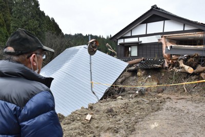 安否不明の垣地英次さんの捜索現場でぼうぜんと立ち尽くす兄弘明さん＝石川県輪島市市ノ瀬町で2024年1月20日午前11時16分、阿部絢美撮影