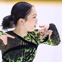 女子SPで演技する吉田陽菜＝茨城県ひたちなか市の山新スイミングアリーナで2024年1月20日、猪飼健史撮影