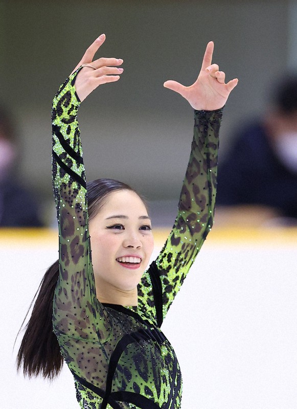 女子SPの演技を終えて会場にあいさつする吉田陽菜＝茨城県ひたちなか市の山新スイミングアリーナで2024年1月20日、猪飼健史撮影