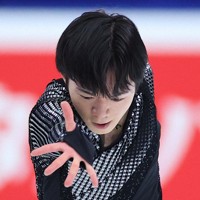 全日本選手権・男子SPで演技する鍵山優真選手＝長野市のビッグハットで2023年12月21日、猪飼健史撮影