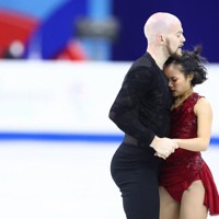 ペアフリーの演技を終えて抱き合う米国のエリー・カム、ダニエル・オシェイ組＝中国・上海で2024年2月3日、猪飼健史撮影