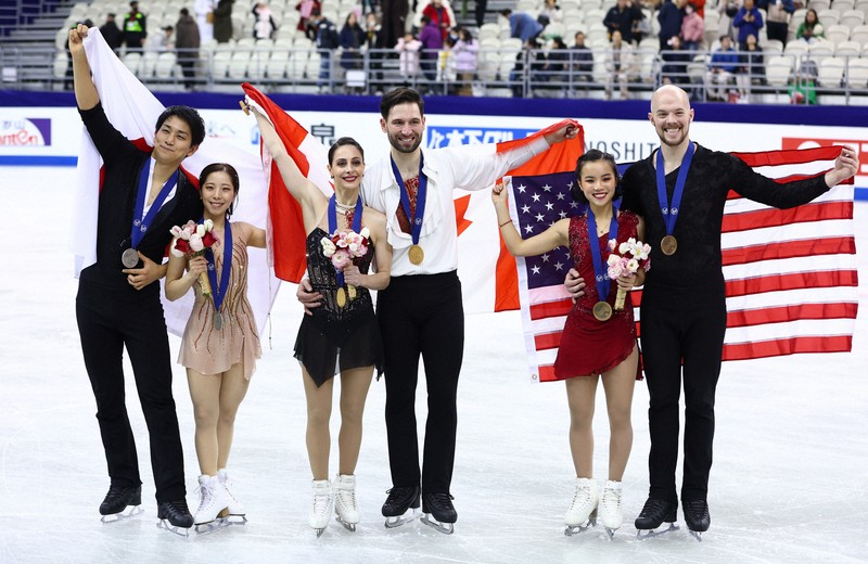 ペアの表彰式後、記念撮影に納まる（左から）2位の三浦璃来、木原龍一組、1位でカナダののディアナ・ステラートデュデク、マキシム・デシャン組、3位で米国のエリー・カム、ダニエル・オシェイ組＝中国・上海で2024年2月3日、猪飼健史撮影