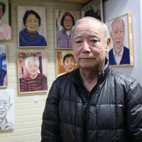 広島市で初の個展に臨む増田正昭さん。背後の中段左端が父、その右隣が母の肖像画。一番右の作品は自画像＝京都市下京区で2024年1月24日午後4時24分、宇城昇撮影