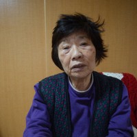 手の皮がはがれ落ちる症状で苦しみながら亡くなっていった姉について語る峰昭子さん＝長崎市で