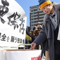 旧陸軍被服支廠保全のためのたる募金に応じる通行人＝広島市中区で2024年2月28日午前11時32分、安徳祐撮影