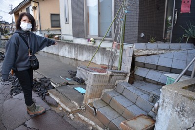 液状化で甚大な被害が出た石川県内灘町西荒屋地区で、自宅が「大規模半壊」の判定を受けた中井明子さん宅。液状化で噴出した土が今も残る＝同地区で2024年3月2日午後5時5分、萱原健一撮影