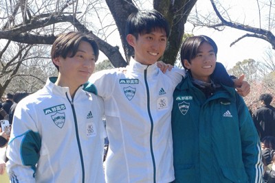 日本学生ハーフマラソンのレース後、肩を組んでポーズを取る青山学院大の（左から）片桐悠人主務、田中悠登主将、若林宏樹寮長＝東京都立川市の昭和記念公園で2024年3月10日午後0時20分、磯貝映奈撮影