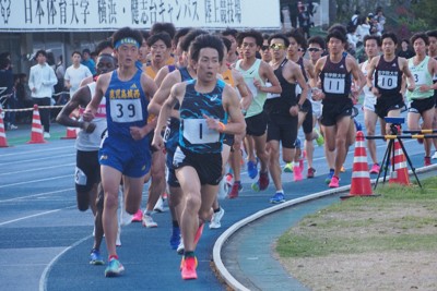 日本体育大長距離競技会でペースメーカーとして、先頭を走る中央大の大石港与コーチ（中央）＝横浜市の日体大横浜・健志台キャンパス陸上競技場で2024年4月28日午後6時3分、磯貝映奈撮影