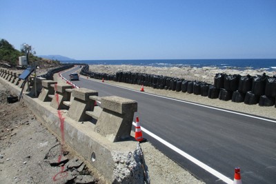 白米千枚田付近の隆起岩盤を利用して開通した仮設道路。手前は破損した元の道路＝2024年5月2日、石川県輪島市で竹中拓実撮影