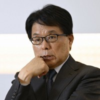 記者の質問に答える日本郵政社長の増田寛也氏＝東京都千代田区で2024年4月25日、藤井達也撮影