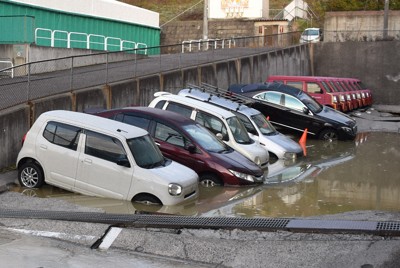 液状化現象が発生し、濁った水につかった車＝新潟市西区で2024年1月2日午前7時34分、内田帆ノ佳撮影