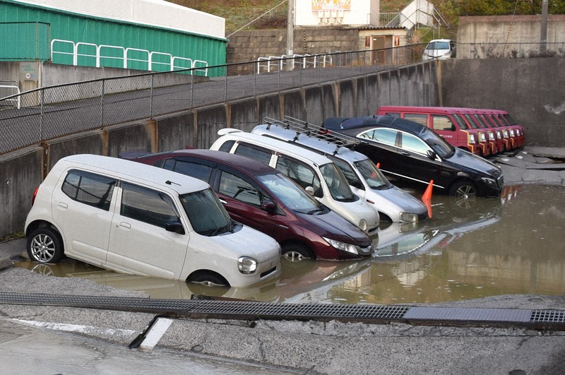 液状化現象が発生し、濁った水につかった車＝新潟市西区で2024年1月2日午前7時34分、内田帆ノ佳撮影