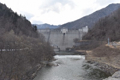 高さ114メートルの札内川ダム＝北海道中札内村で2022年4月12日、鈴木斉撮影