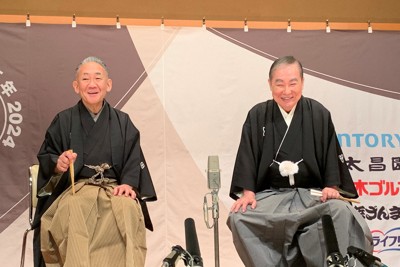 18年ぶりに東京の寄席興行にトリで出演する桂文枝さん（右）と落語協会副会長で協会100年事業実行委員長の林家正蔵さん＝東京都台東区の鈴本演芸場で2024年6月11日、油井雅和撮影