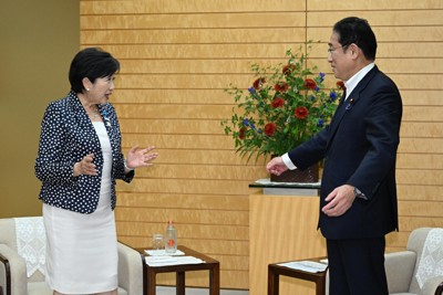 東京都知事選で3選を果たした小池百合子知事（左）と面会し、言葉を交わす岸田文雄首相＝首相官邸で2024年7月9日午後3時22分、平田明浩撮影