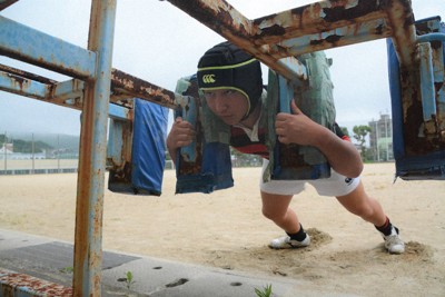 マシンを押してトレーニングする長崎西高の山本央介選手＝長崎市竹の久保町で2024年7月5日午後5時44分、尾形有菜撮影