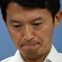 記者会見で厳しい表情を見せる斎藤元彦・兵庫県知事＝神戸市中央区で2024年7月12日午後5時59分、大西岳彦撮影