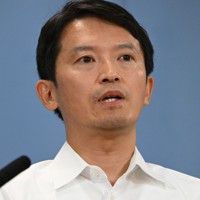 記者会見で続投表明する斎藤元彦・兵庫県知事＝神戸市中央区で2024年7月12日午後5時20分、大西岳彦撮影