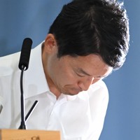 記者会見の冒頭、頭を下げる斎藤元彦・兵庫県知事＝神戸市中央区で2024年7月12日午後5時13分、大西岳彦撮影