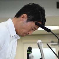 記者会見中に頭を下げる斎藤元彦・兵庫県知事＝神戸市中央区で2024年7月12日午後5時16分、大西岳彦撮影