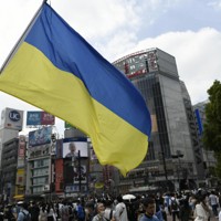 JR渋谷駅前で掲げられたウクライナ国旗＝東京都渋谷区で2023年5月21日午後1時57分、藤井達也撮影