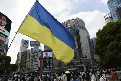 JR渋谷駅前で掲げられたウクライナ国旗＝東京都渋谷区で2023年5月21日午後1時57分、藤井達也撮影