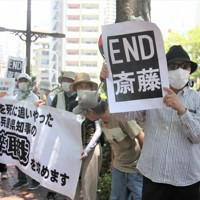 兵庫県庁舎の前で斎藤元彦知事の辞職を求める市民ら＝神戸市中央区で2024年7月19日午後0時14分、大野航太郎撮影