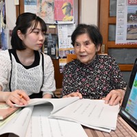 被爆体験や平和への思いを詠んだ歌集の出版準備を進める切明千枝子さん（右）と佐藤優さん＝広島市安佐南区で2024年6月14日、北村隆夫撮影