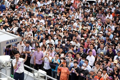 選挙戦最終日、石丸伸二氏（左下）の街頭演説に耳を傾ける多くの有権者たち＝東京都千代田区で2024年7月6日午後3時25分、幾島健太郎撮影