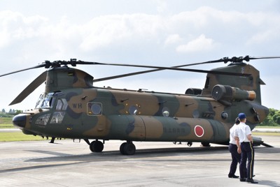 体験搭乗に使われた陸上自衛隊の大型輸送ヘリCH47＝佐賀県吉野ケ里町の目達原駐屯地で2022年6月12日、西脇真一撮影