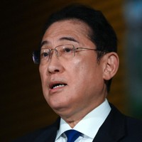 報道陣の質問に答える岸田文雄首相＝首相官邸で2024年7月25日午後7時18分、渡部直樹撮影