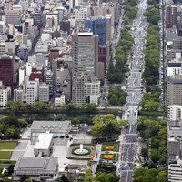 平和記念公園（手前）を中心に平和大通りの全長は約4キロに及ぶ＝広島市中区で2023年5月19日午前10時20分（代表撮影ヘリから）