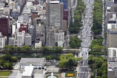 平和記念公園（手前）を中心に平和大通りの全長は約4キロに及ぶ＝広島市中区で2023年5月19日午前10時20分（代表撮影ヘリから）