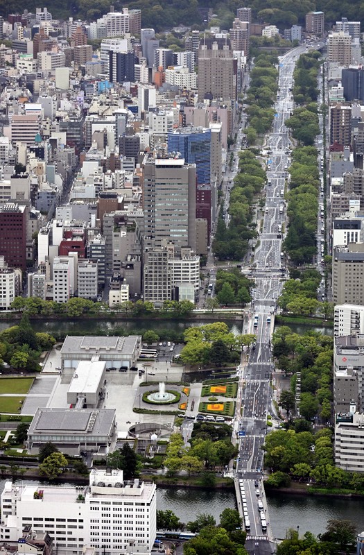 平和記念公園（手前）を中心に平和大通りの全長は約4キロに及ぶ＝広島市中区で2023年5月19日午前10時20分（代表撮影ヘリから）