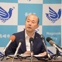 平和祈念式典にイスラエルを招待しない理由を説明する長崎市の鈴木史朗市長＝市役所で2024年7月31日午後1時16分、尾形有菜撮影